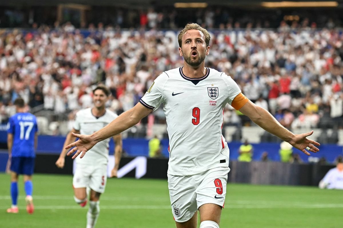 ខ្សែប្រយុទ្ធអង់គ្លេសលេខ 09 Harry Kane អបអរបន្ទាប់ពីស៊ុតបញ្ចូលទីគ្រាប់ទីពីររបស់ក្រុមខ្លួនក្នុងការប្រកួតបាល់ទាត់ក្នុងពូល L នៃការប្រកួតបាល់ទាត់ពិភពលោកឆ្នាំ 2026 រវាងអង់គ្លេស និងក្រូអាត នៅកីឡដ្ឋាន Dallas ក្នុងទីក្រុង Arlington នៅថ្ងៃទី 17 ខែមិថុនា ឆ្នាំ 2026។ (រូបថតដោយ Paul ELLIS / AFP តាមរយៈរូបភាព Getty)