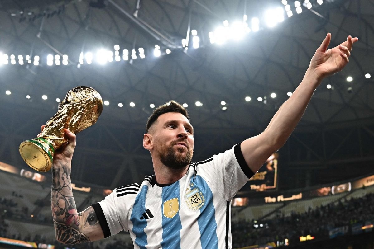 Lionel Messi អបអរជាមួយនឹងពានរង្វាន់ FIFA World Cup 2022 បន្ទាប់ពីជ័យជម្នះរបស់គាត់។