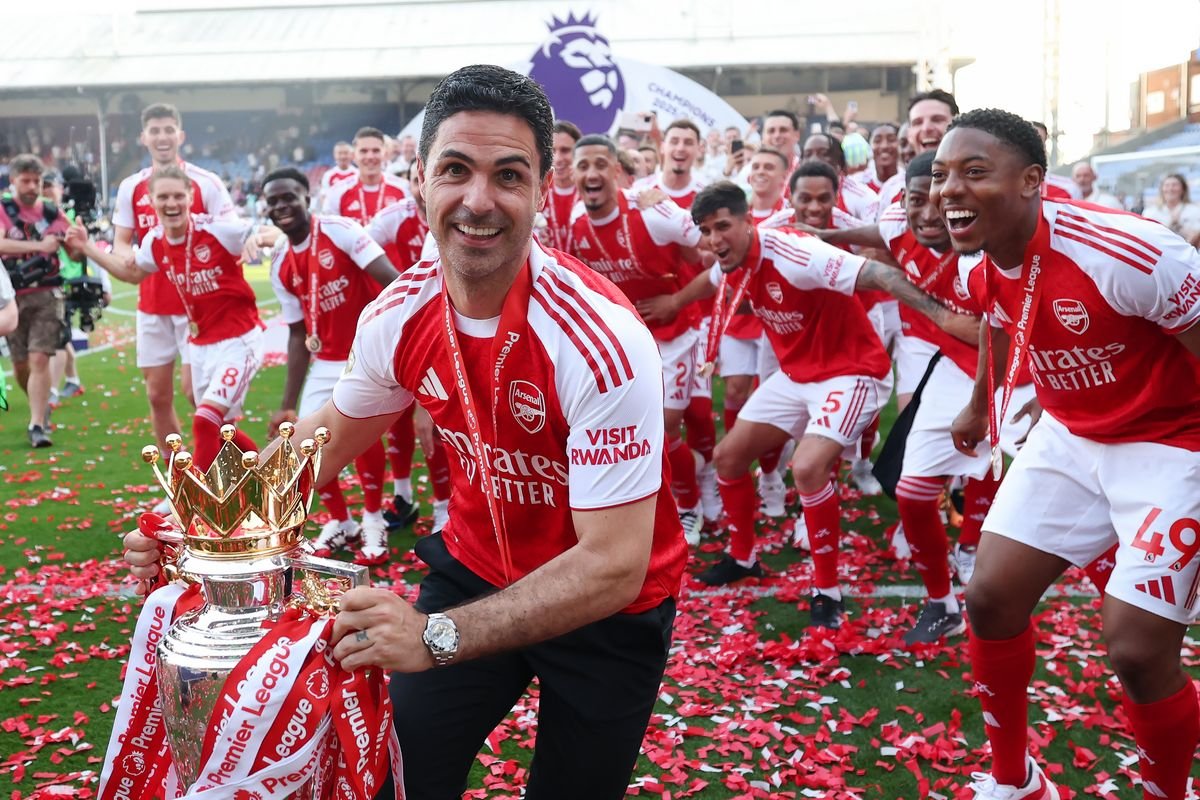 លោក Mikel Arteta គ្រូបង្វឹកក្រុម Arsenal អបអរជាមួយនឹងពានរង្វាន់ Premier League 