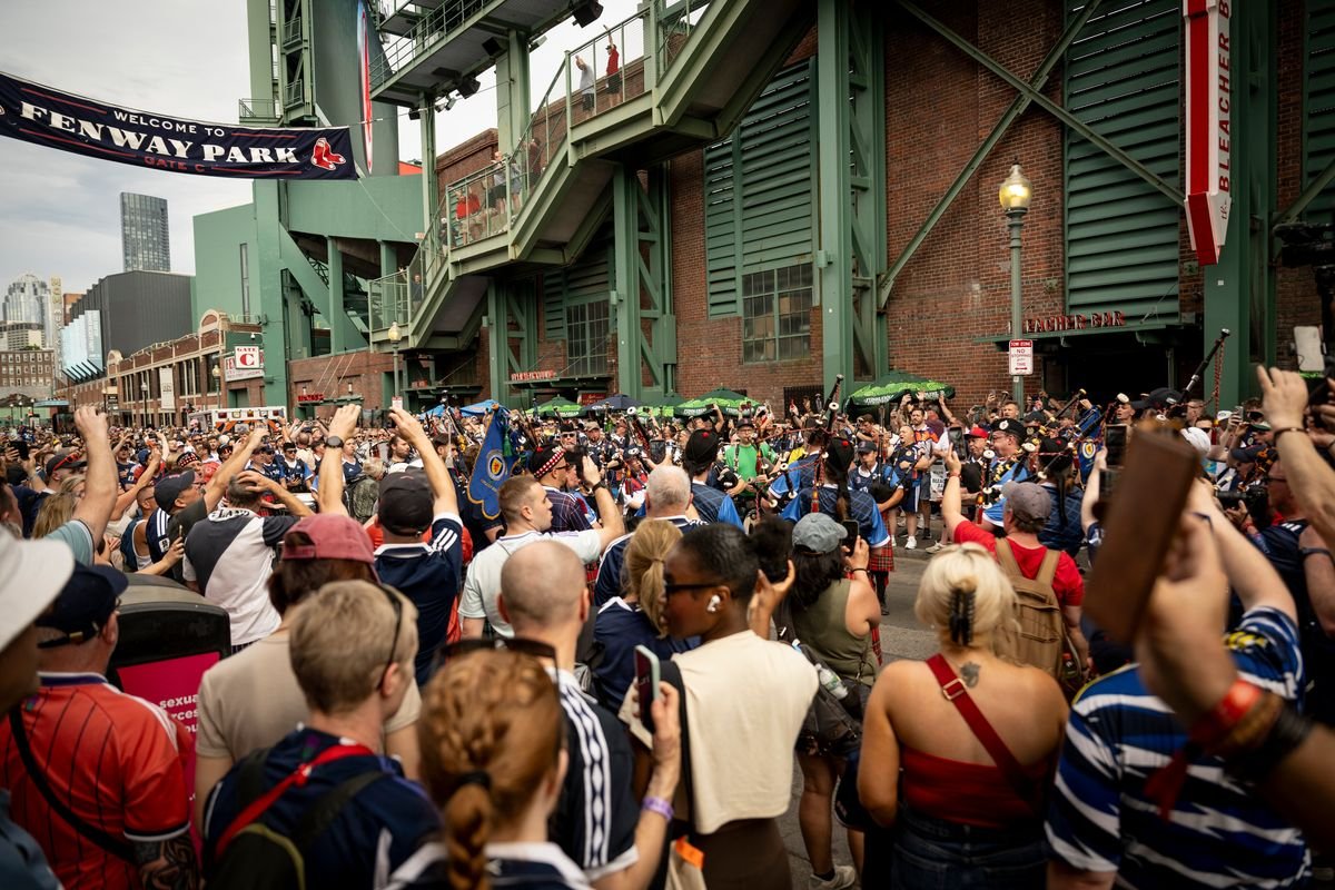 កងទ័ព Tartan ប្រមូលផ្តុំនៅមុខ Fenway Park