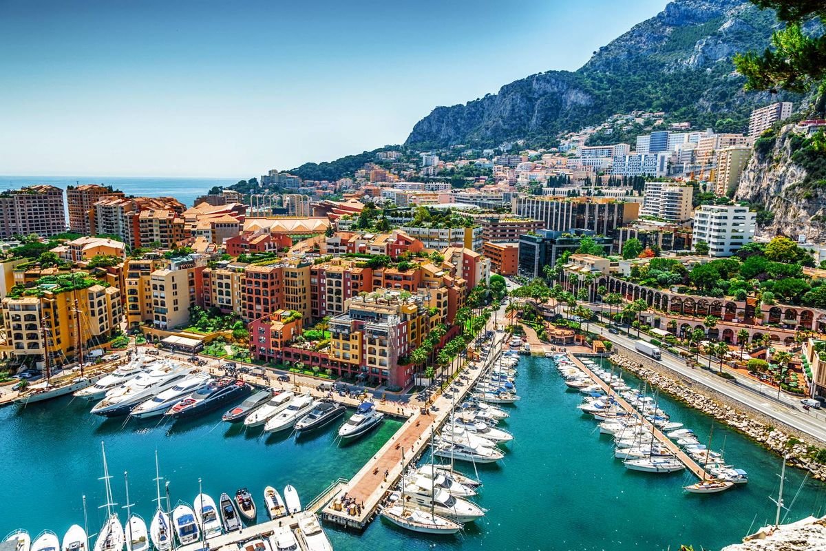 ទិដ្ឋភាពសមុទ្រនៃ Monaco និង Monte Carlo ជាមួយនឹងទូក