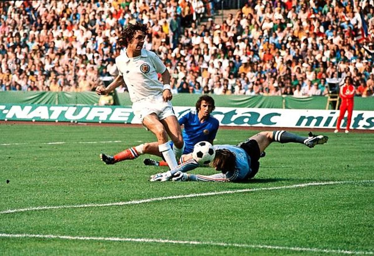 Joe Jordan ស៊ុតបញ្ចូលទីនៅ World Cup 1974