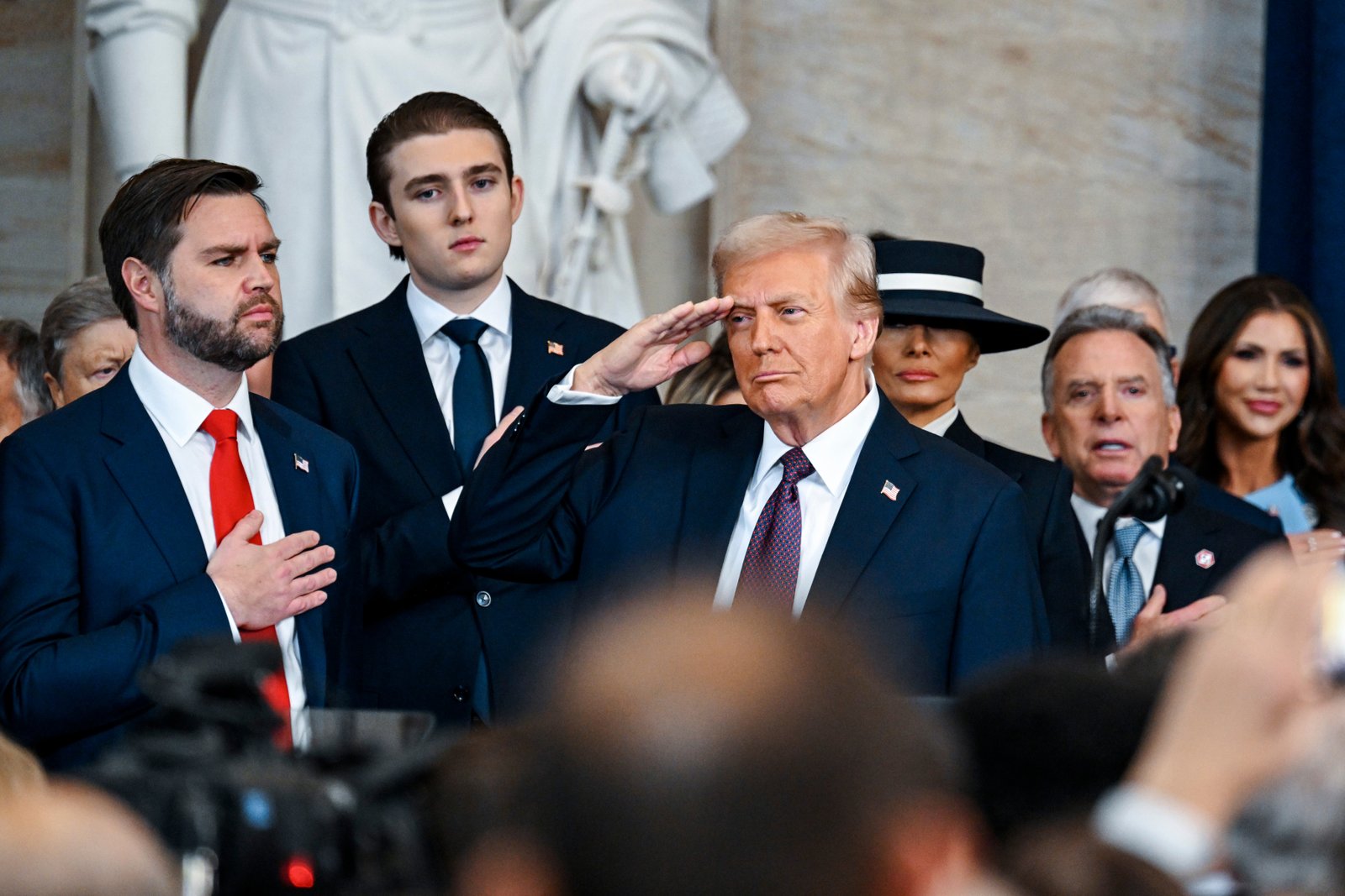 Trump អបអរសាទរក្នុងពិធីសម្ពោធរបស់គាត់។ គាត់បានបង្កើតទម្លាប់នៃការគោរពក្នុងពេលគោរពភ្លេងជាតិ ទោះជាកូដទង់ជាតិចែងថាគាត់មិនគួរធ្វើបែបនេះក៏ដោយ
