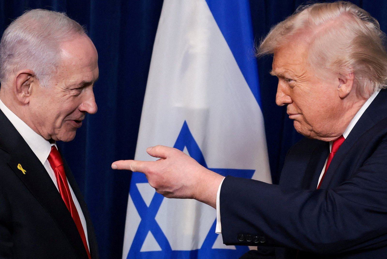 លោក Donald Trump និង Benjamin Netanyahu ក្នុងសន្និសីទកាសែតនៅឯរមណីយដ្ឋាន Mar-a-Lago របស់ Trump កាលពីខែធ្នូ