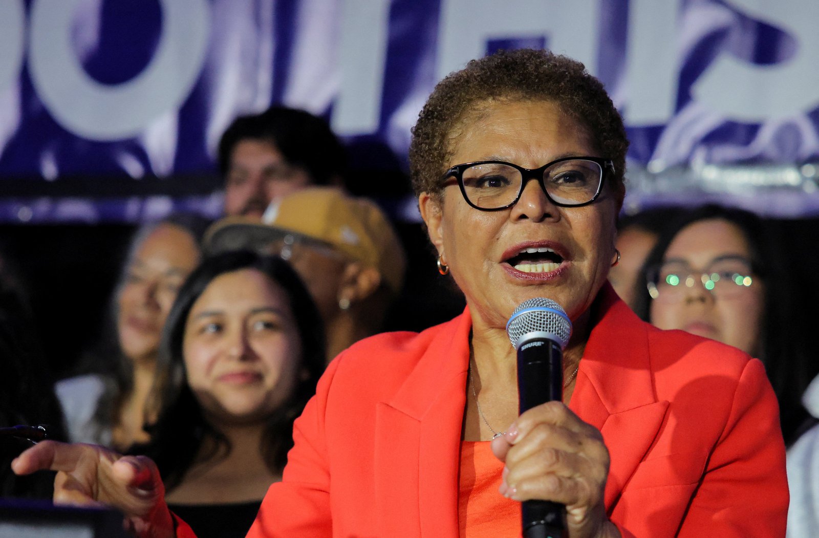 អភិបាលក្រុង Los Angeles លោក Karen Bass ដែលកំពុងស្វែងរកអាណត្តិទីពីរ ត្រូវបានគេរំពឹងថានឹងលេចចេញនូវជ័យជម្នះនៅក្នុងការបោះឆ្នោតបឋមរបស់ទីក្រុងនេះ ខណៈដែលការរាប់សន្លឹកឆ្នោតនៅតែបន្ត។ សហសេវិកប្រជាធិបតេយ្យរបស់នាង Nithya Raman បច្ចុប្បន្នកំពុងស្ថិតក្នុងចំណាត់ថ្នាក់លេខ 2 ហើយត្រូវបានគេរំពឹងថានឹងចូលរួមជាមួយនាងនៅក្នុងការបោះឆ្នោតនៅខែវិច្ឆិកា