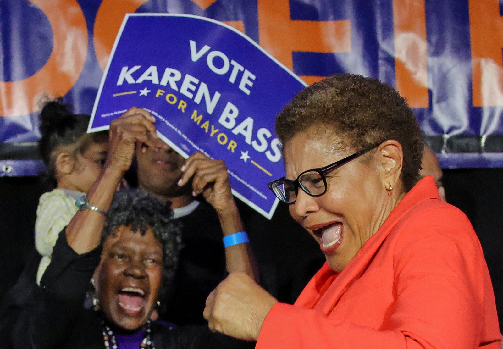អភិបាលក្រុង LA Karen Bass បានប្រាប់អ្នកគាំទ្រថា 