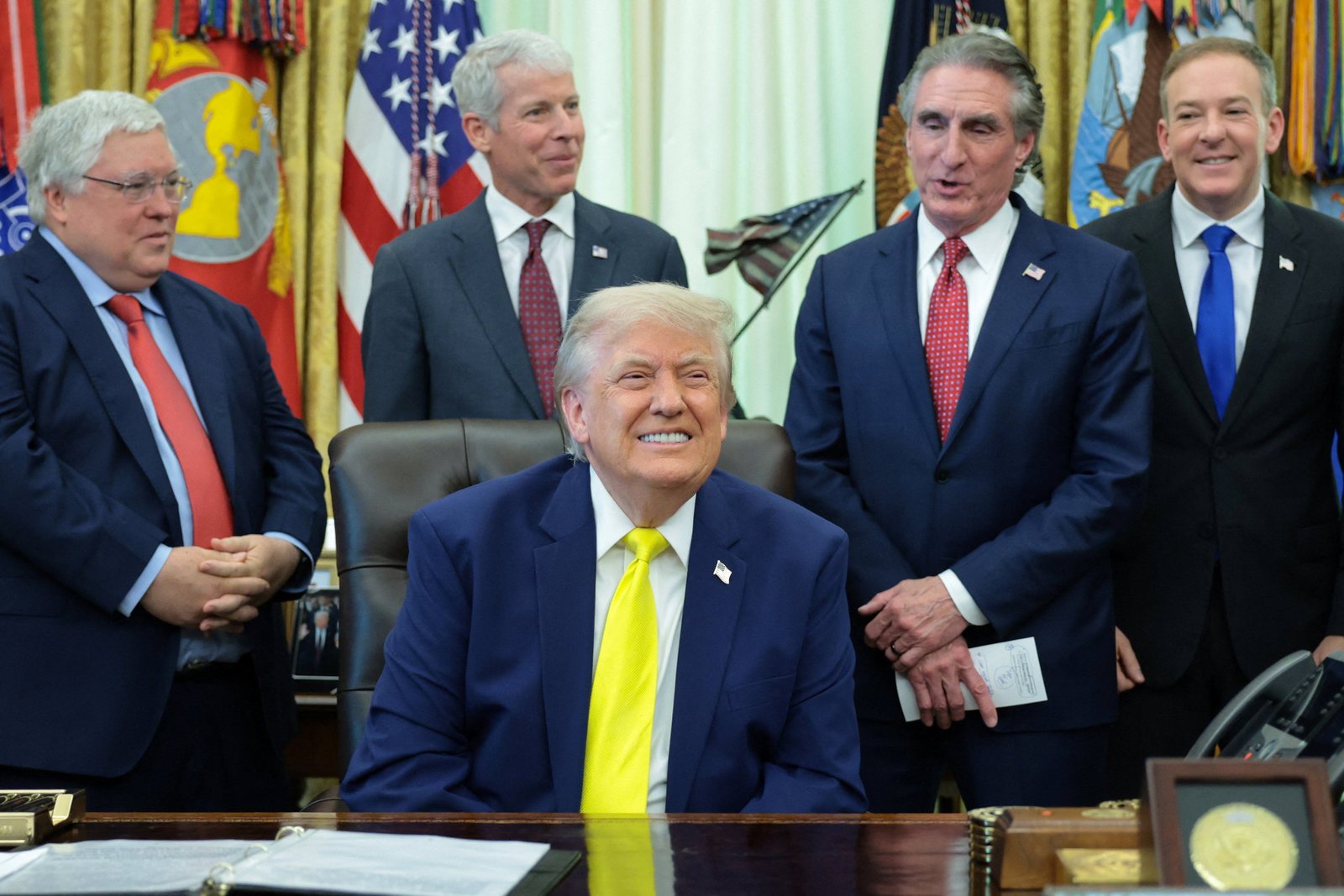 Trump ហាក់ដូចជាងងុយគេងបន្ទាប់ពីបានប្រមូលផ្តុំអ្នកសារព័ត៌មានសម្រាប់ព្រឹត្តិការណ៍ធ្យូងថ្មស្អាតជាមួយអ្នកគ្រប់គ្រងទីភ្នាក់ងារការពារបរិស្ថាន Lee Zeldin និងរដ្ឋមន្ត្រីក្រសួងមហាផ្ទៃ Doug Burgum កាលពីរសៀលថ្ងៃព្រហស្បតិ៍។