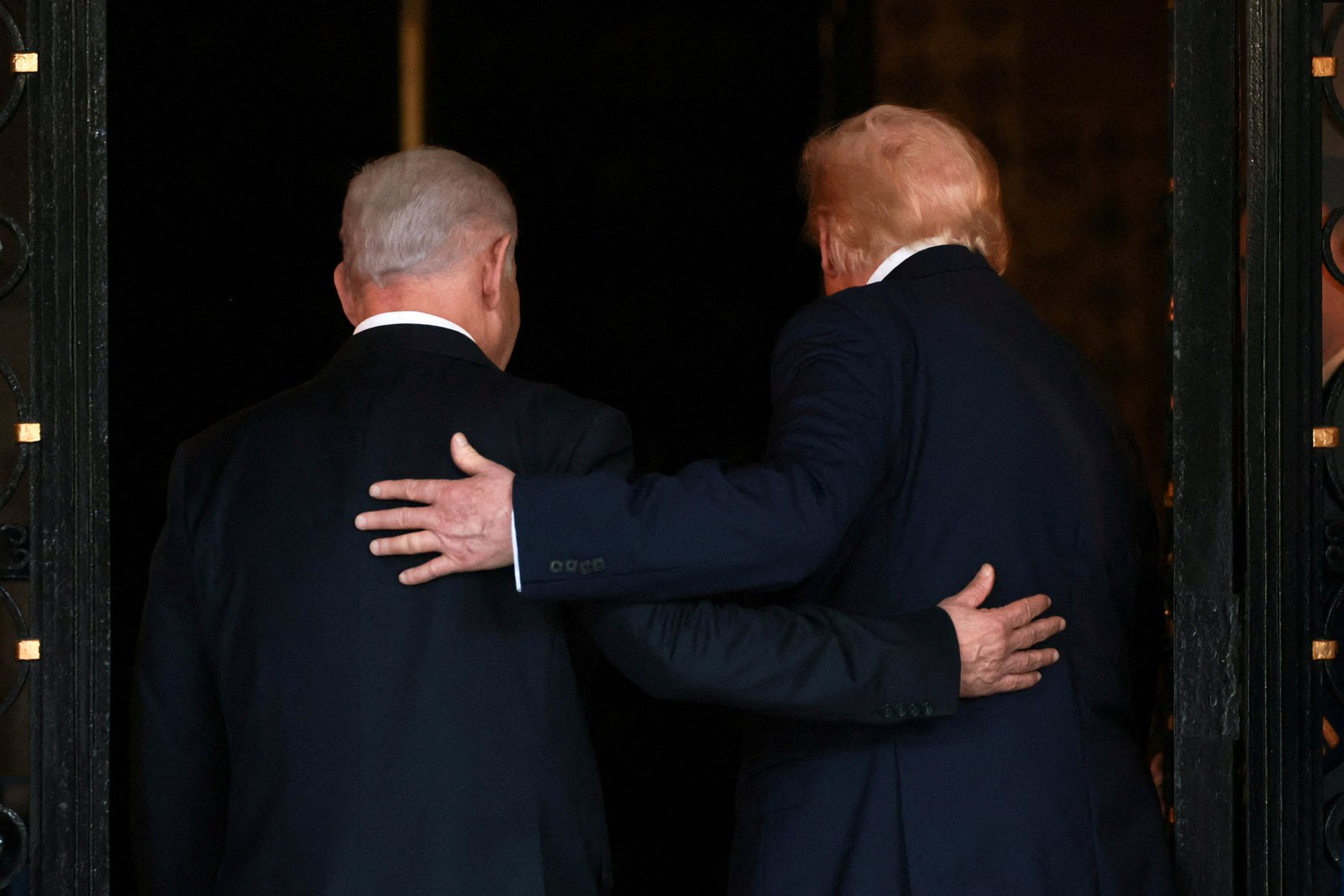 ស. លោក​ប្រធានាធិបតី Donald Trump និង​នាយក​រដ្ឋមន្ត្រី​អ៊ីស្រាអែល Benjamin Netanyahu ឱប​ពេល​ពួកគេ​ចូល​ក្នុង​ក្លឹប Mar-a-Lago របស់ Trump នៅ Palm Beach រដ្ឋ Florida សហរដ្ឋអាមេរិក កាលពី​ថ្ងៃទី 29 ខែធ្នូ ឆ្នាំ 2025។