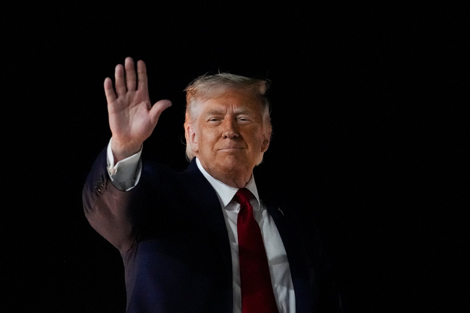 លោកប្រធានាធិបតី Donald Trump បានអះអាងថា សហរដ្ឋអាមេរិកគ្មានជម្រើសអ្វីក្រៅពីការសងសឹកចំពោះការធ្លាក់ឧទ្ធម្ភាគចក្ររបស់ពួកគេនោះទេ ប៉ុន្តែបាននិយាយថា បុរសដែលពាក់ព័ន្ធគឺ 