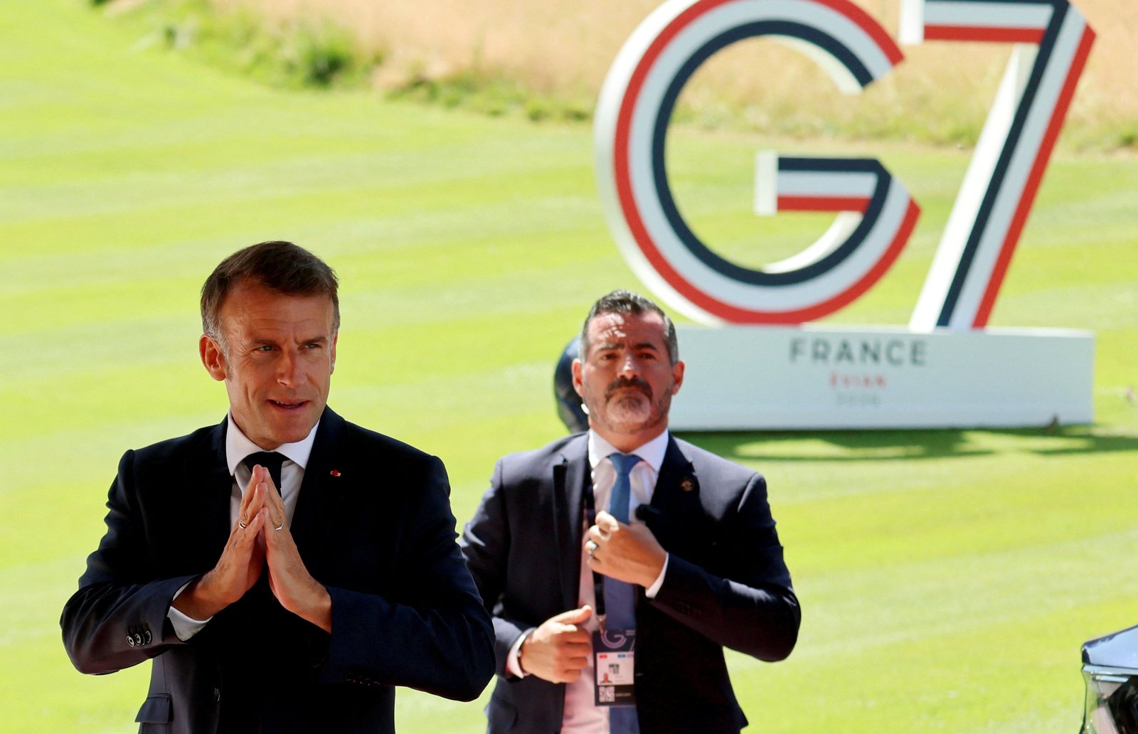ប្រធានាធិបតីបារាំងលោក Emmanuel Macron មកដល់សណ្ឋាគារ Royal មុនពេលចាប់ផ្តើមកិច្ចប្រជុំកំពូល G7 នៅប្រទេសបារាំង