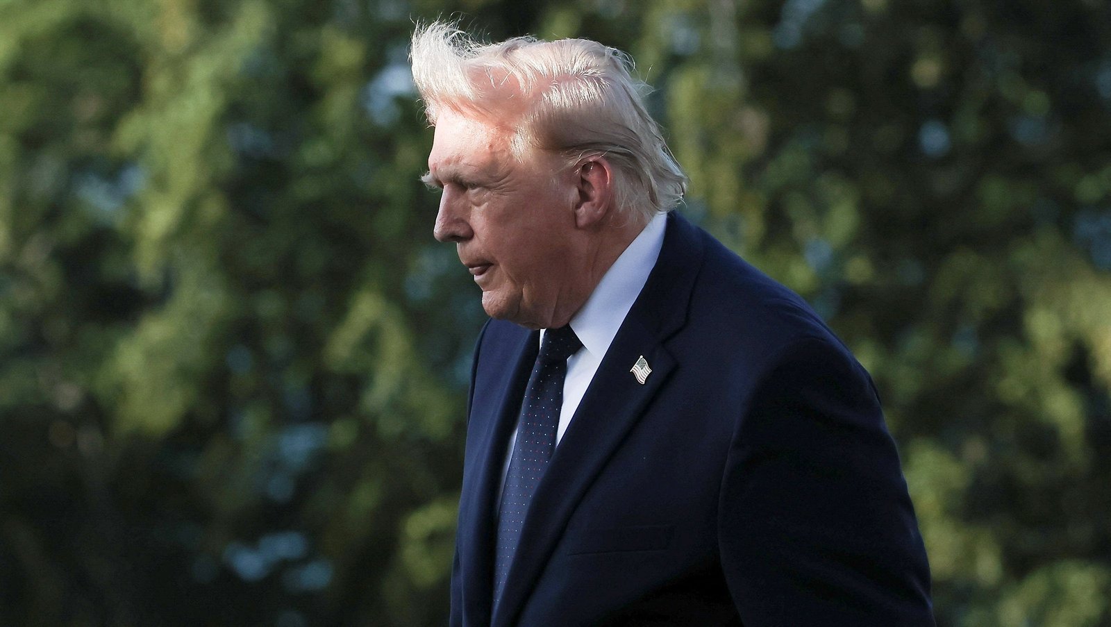 លោក Donald Trump បានសរសេរកាលពីថ្ងៃចន្ទថា លោកនឹងមិនគាំទ្រការបន្តនៃ FISA Section 702 ដោយគ្មានច្បាប់ Save America ដែលពាក់ព័ន្ធនោះទេ។