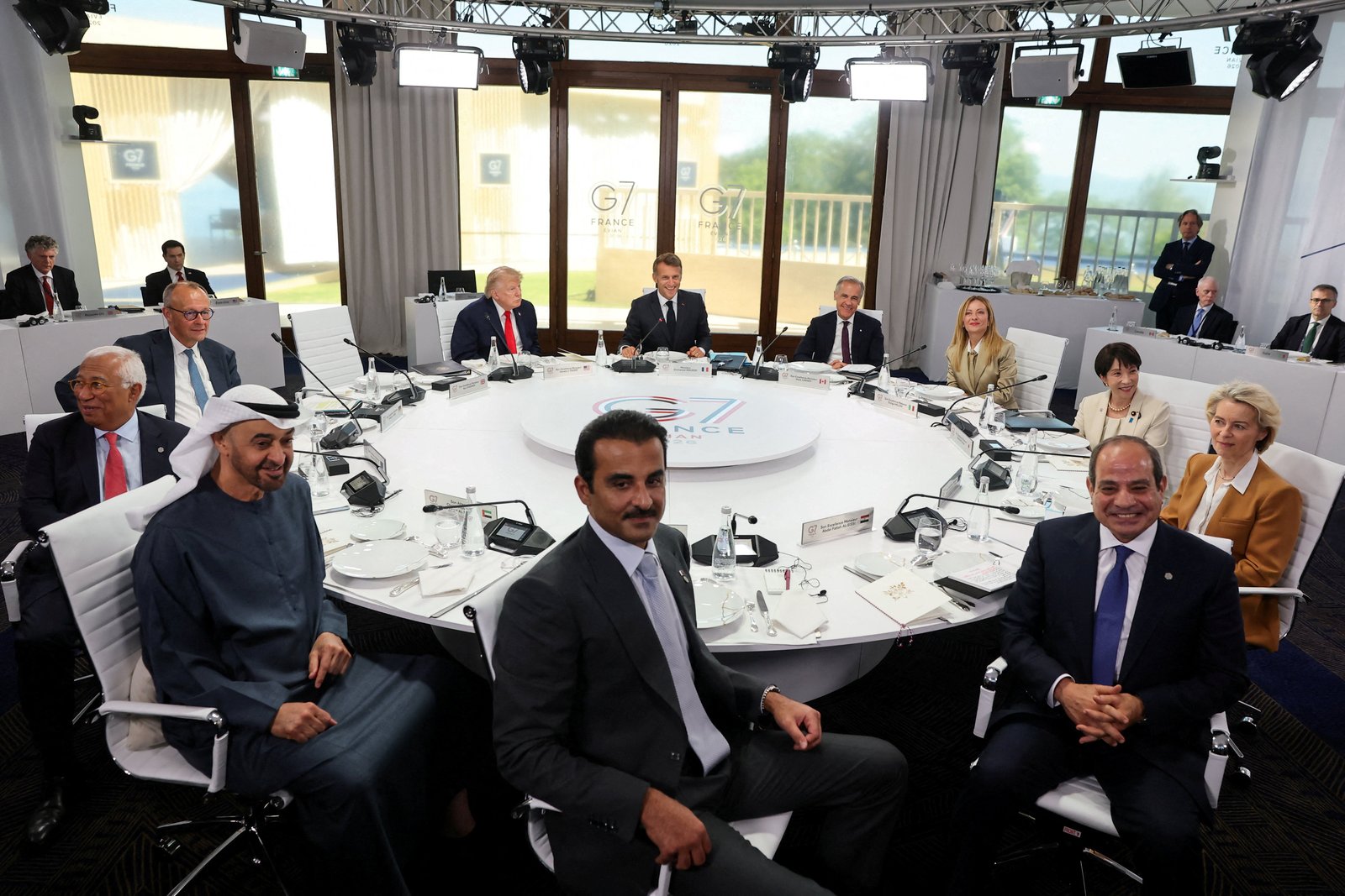 Takaichi, Merz, Meloni, Trump, Von der Leyen, Carney, Costa និង Macron រួមជាមួយ Emir នៃប្រទេសកាតា Sheikh Tamim bin Hamad Al Thani ប្រធានាធិបតីអារ៉ាប់រួម Sheikh Mohamed bin Zayed Al Nahyan និងប្រធានាធិបតីអេហ្ស៊ីប Abdel Fattah al-Sisi