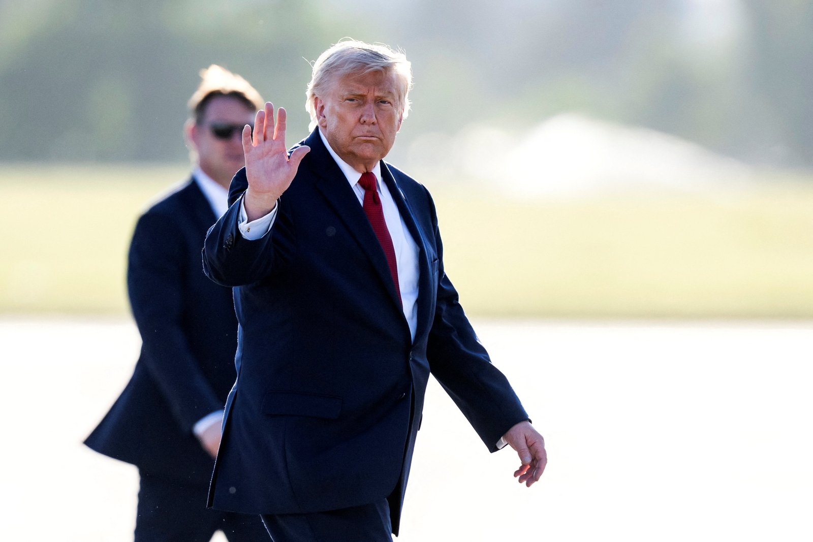 លោក Donald Trump គ្រវីដៃ​ពេល​លោក​ដើរ​ឆ្ពោះ​ទៅ​កាន់​យន្តហោះ Air Force One នៅ​អាកាសយានដ្ឋាន​ក្រុង​ហ្សឺណែវ បន្ទាប់​ពី​កិច្ច​ប្រជុំ​កំពូល G7