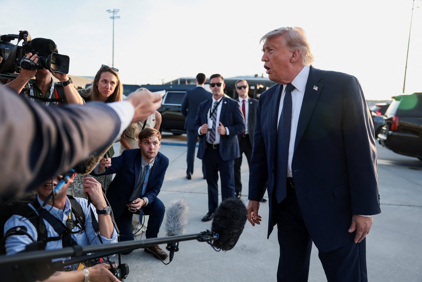 លោកប្រធានាធិបតី Donald Trump និយាយទៅកាន់ប្រព័ន្ធផ្សព្វផ្សាយនៅពេលមកដល់ទីក្រុងប៉ារីសបន្ទាប់ពីកិច្ចប្រជុំកំពូល G7