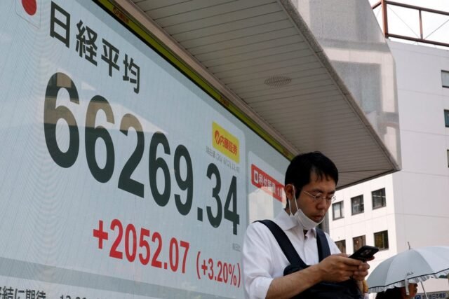 2026-06-18T035539Z_542061340_RC23SLA9VKPS_RTRMADP_3_JAPAN-MARKETS-FLOWS.JPG
