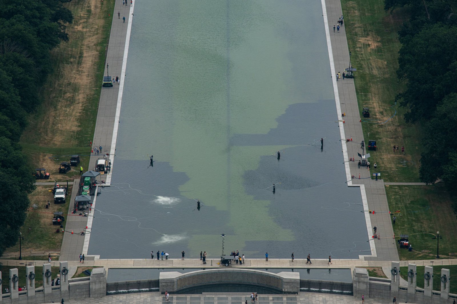 ការជួសជុលអាងហែលទឹក Lincoln Memorial Reflecting Pool ចូលរួមជាមួយគម្រោងដ៏ទូលំទូលាយដែលដឹកនាំដោយ Trump នៅទូទាំងរាជធានីរបស់ប្រទេស ដែលគាត់បានស្វែងរកការកែលម្អរូបភាពរបស់គាត់ជាមួយនឹងគម្រោងសាងសង់ដែលមានតម្លៃរាប់លានដុល្លារដោយចំណាយលើការបង់ពន្ធ។