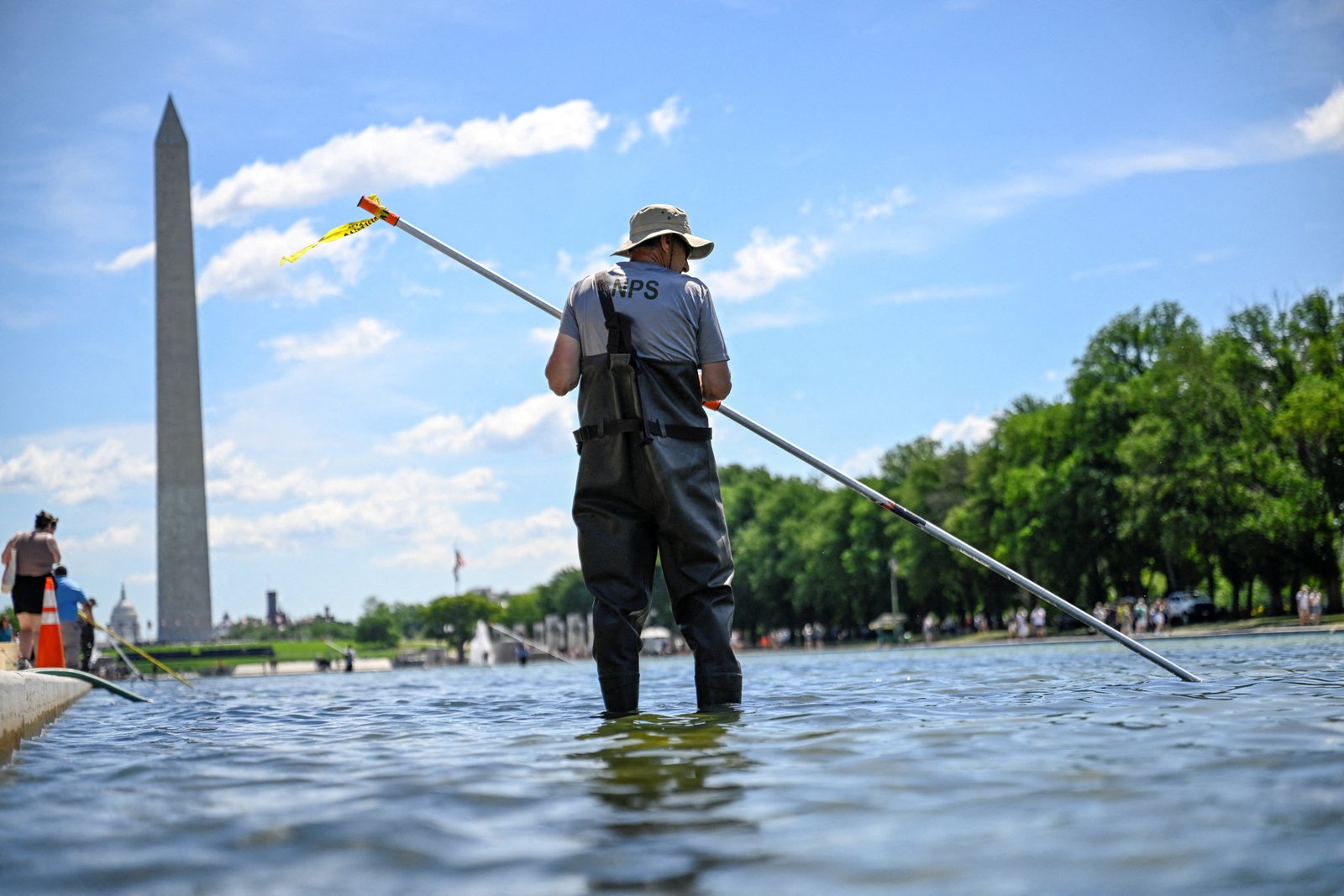 ការងារនៅតែបន្តនៅលើអាង Lincoln Memorial Reflecting Pool ដែលប្រធានាធិបតី Donald Trump និយាយថា ទំនងជានឹងត្រូវបានបង្ហូរសម្រាប់ការជួសជុល