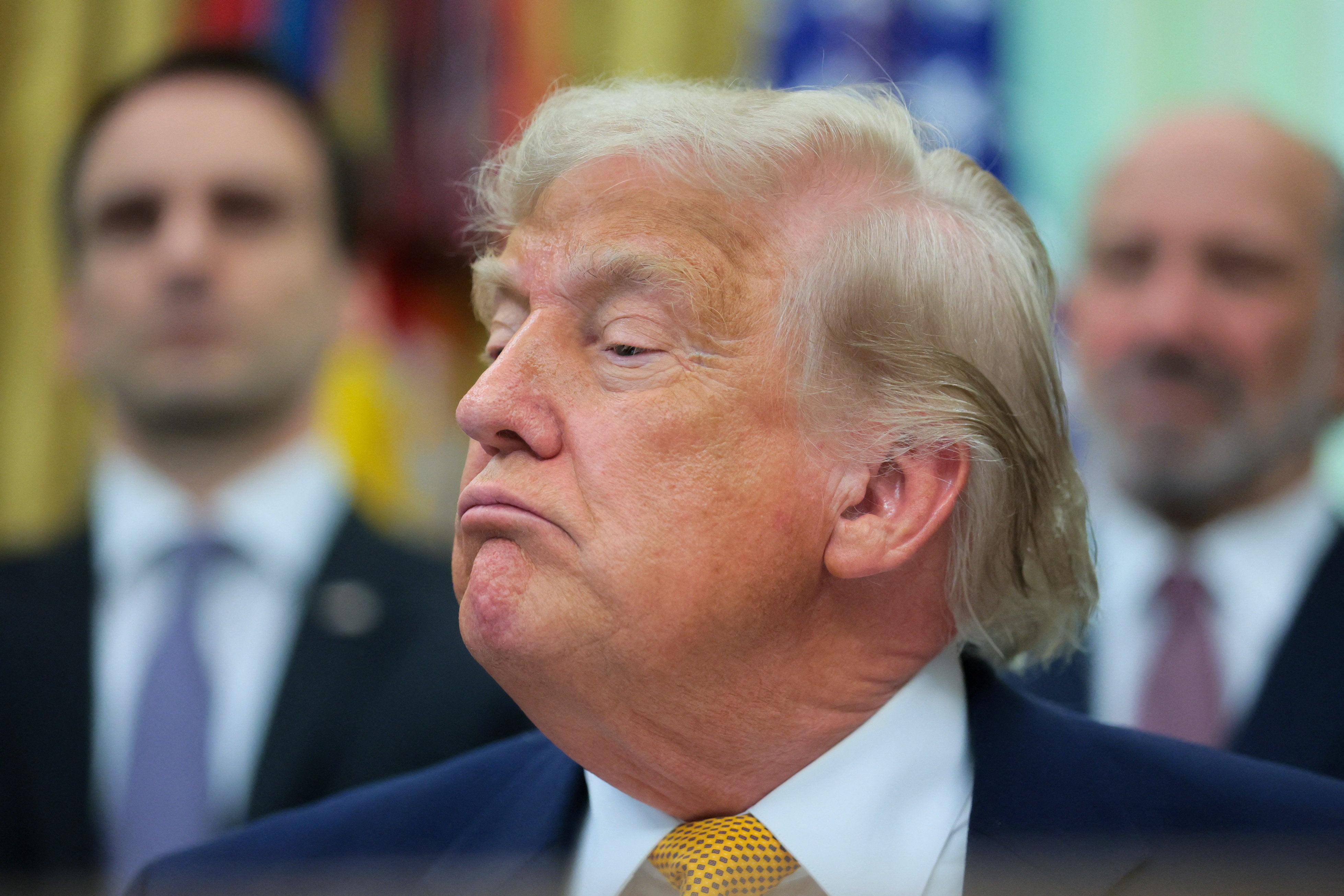 លោកប្រធានាធិបតី Donald Trump សម្លឹងមើលនៅពេលគាត់និយាយទៅកាន់អ្នកសារព័ត៌មាននៅក្នុងការិយាល័យ Oval Office នៅសេតវិមានក្នុងទីក្រុង Washington, DC មុនពេលចុះហត្ថលេខាលើបទបញ្ជាប្រតិបត្តិចំនួនពីរស្តីពីការគណនា Quantum