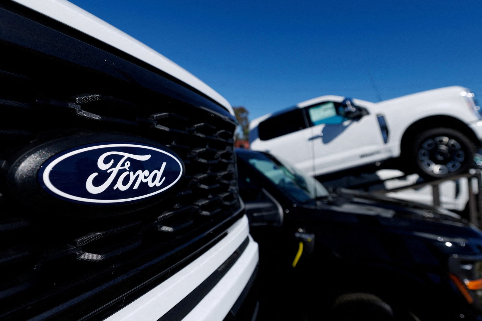 ស្លាកសញ្ញា Ford នៅលើរថយន្តភីកអាប់ Ford F-150 សម្រាប់លក់នៅ Encinitas រដ្ឋ California