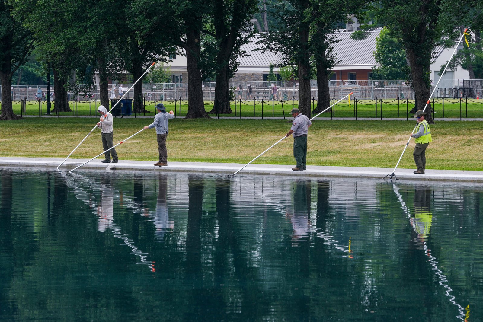 កម្មករ​សម្អាត​សារាយ​ពី​អាង Lincoln Memorial Reflecting Pool បន្ទាប់​ពី​បាន​បញ្ចប់​ការ​ជួស​ជុល​ថ្មី​ៗ​កាល​ពី​ថ្ងៃ​ទី ២៦ ខែ​មិថុនា ក្នុង​ទីក្រុង Washington, DC។