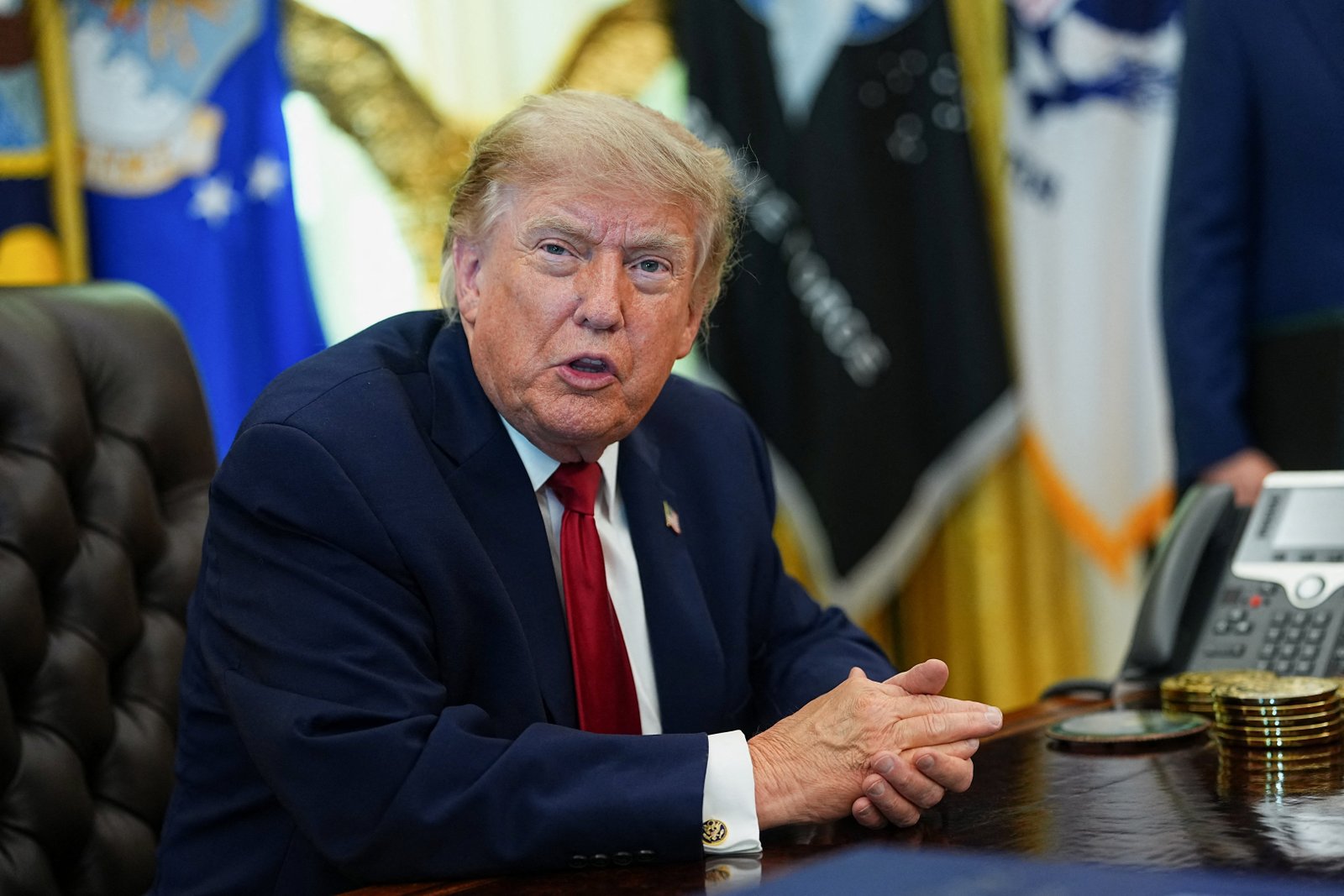 លោក Donald Trump បានឆ្លើយតបទៅនឹងសេចក្តីសម្រេចរបស់តុលាការកំពូលក្នុងការលុបចោលបទបញ្ជាប្រតិបត្តិពីកំណើតរបស់គាត់ ដោយអំពាវនាវឱ្យសភាចុះហត្ថលេខាលើច្បាប់នេះ ហើយបន្ទាប់មកដោយចំអកអរគុណប្រធានាធិបតីចិន Xi Jinping ។