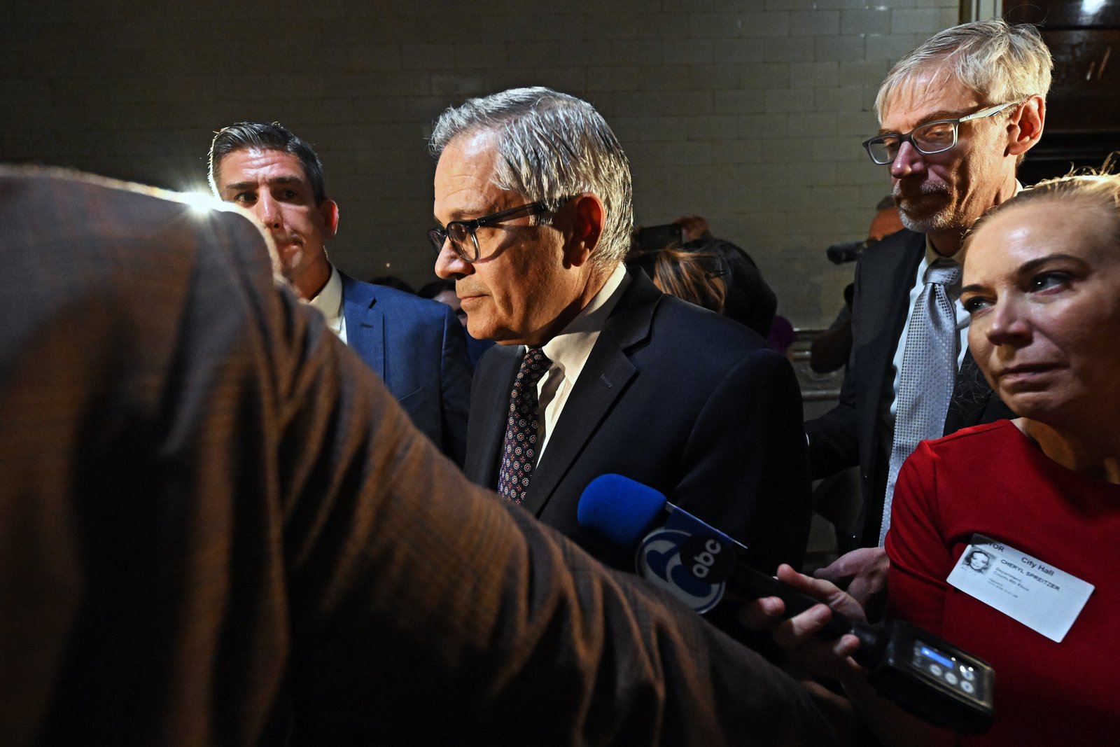 មេធាវីស្រុក Philadelphia លោក Larry Krasner (កណ្តាល) ចាកចេញពីបន្ទប់សវនាការនៅសាលាក្រុង បន្ទាប់ពីសវនាការលើបណ្តឹងដែលគាត់បានប្តឹង Elon Musk និងប្រាក់រង្វាន់ចំនួន 1 លានដុល្លាររបស់គាត់នៅថ្ងៃទី 31 ខែតុលា ឆ្នាំ 2024 ។