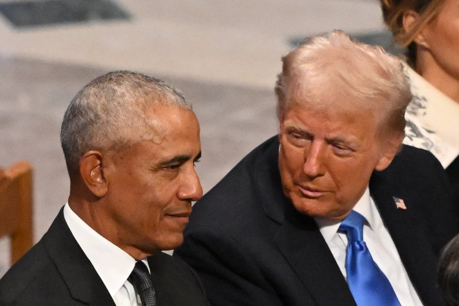 Trump និយាយជាមួយអតីតប្រធានាធិបតី Barack Obama នៅពេលពួកគេចូលរួមពិធីរំលឹកវិញ្ញាណក្ខន្ធអតីតប្រធានាធិបតី Jimmy Carter នៅថ្ងៃទី 9 ខែមករា ឆ្នាំ 2025។