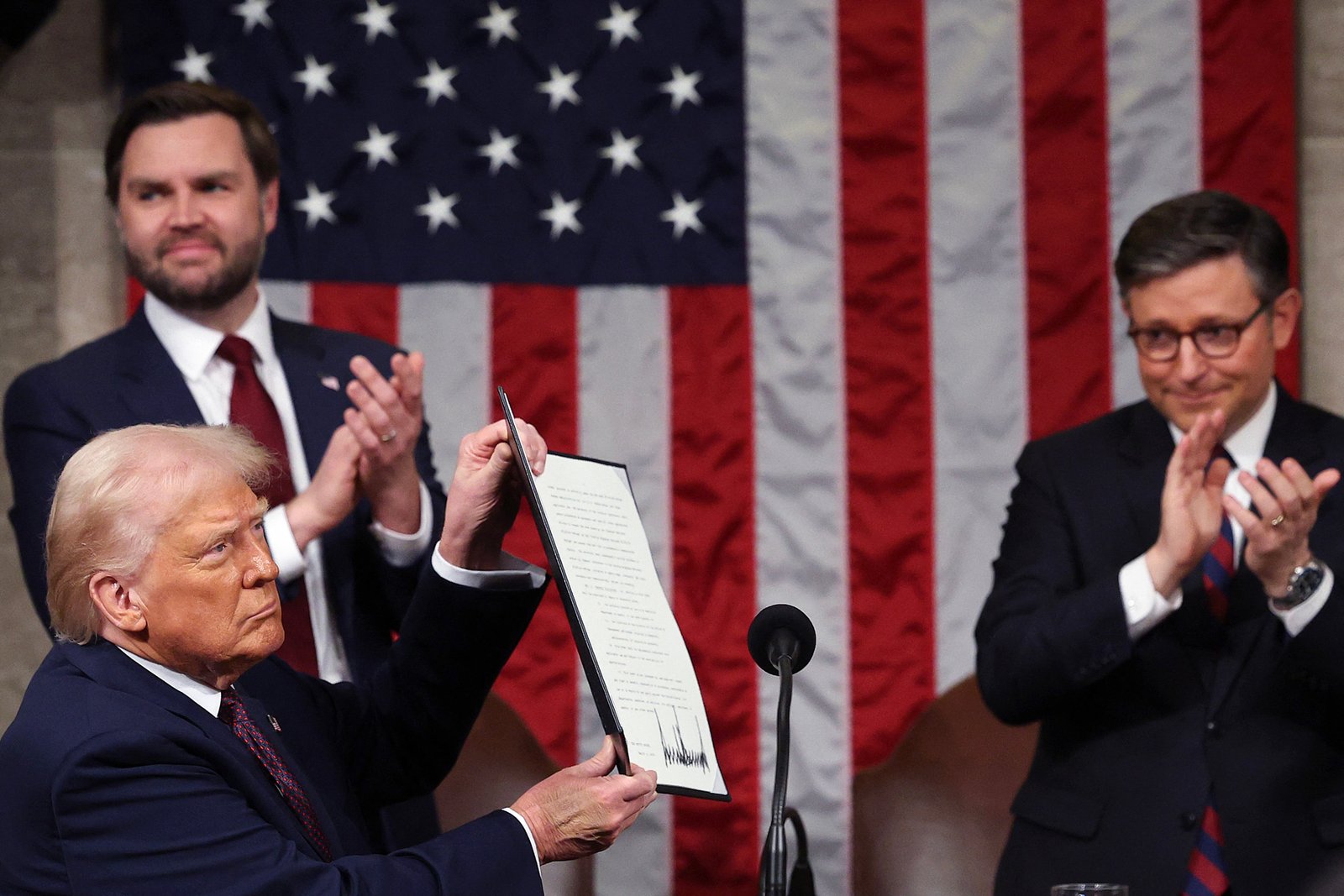 រដ្ឋបាលរបស់ប្រធានាធិបតី Donald Trump ដែលកាន់បទបញ្ជាប្រតិបត្តិនៅទីនេះក្នុងអំឡុងសម័យប្រជុំរួមនៃសភាក្នុងទីក្រុងវ៉ាស៊ីនតោនកាលពីថ្ងៃទី 4 ខែមីនា ឆ្នាំ 2025 កំពុងធ្វើការជំរុញដែលមិនធ្លាប់មានពីមុនមកក្នុងការធ្វើឱ្យពលរដ្ឋអាមេរិកមិនប្រក្រតី។