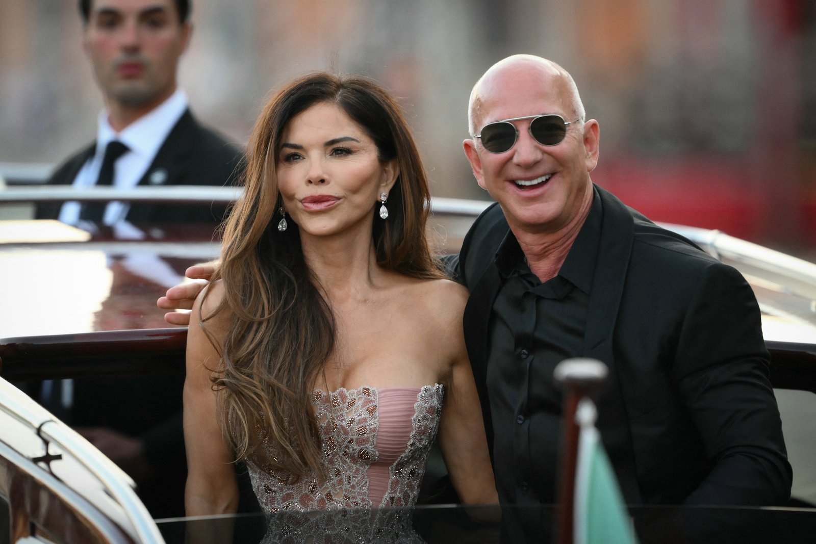 Bezos និងភរិយា Lauren Sanchez Bezos ចាកចេញពីសណ្ឋាគារ Aman នៅថ្ងៃទី 3 នៃការប្រារព្ធពិធីអាពាហ៍ពិពាហ៍របស់ពួកគេនៅទីក្រុង Venice ប្រទេសអ៊ីតាលី ថ្ងៃទី 28 ខែមិថុនា ឆ្នាំ 2025