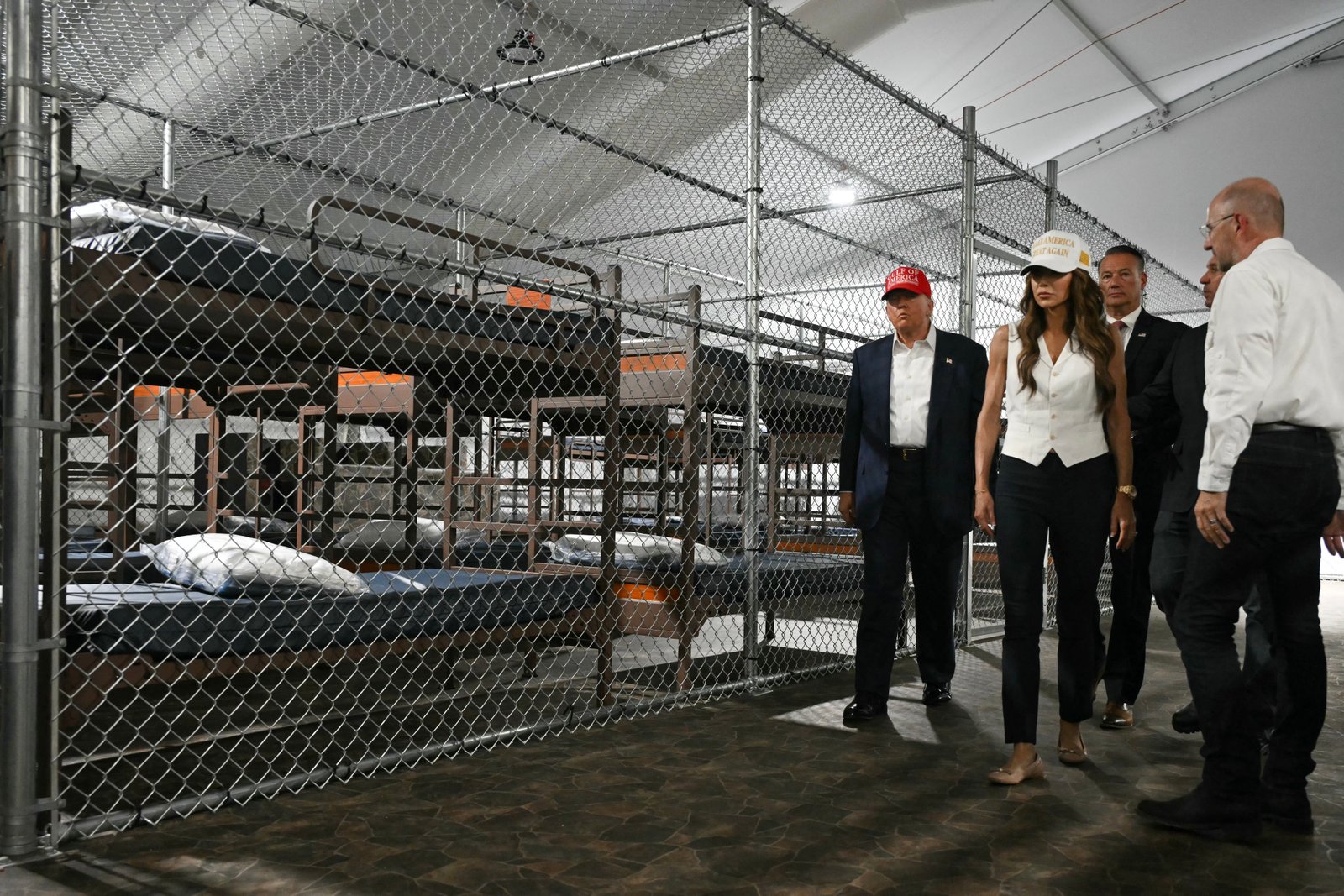 ប្រធានាធិបតី Donald Trump (ឆ្វេង) និងបន្ទាប់មកជារដ្ឋមន្ត្រីសន្តិសុខមាតុភូមិ Kristi Noem (កណ្តាល) ធ្វើទស្សនកិច្ចនៅពន្ធនាគារជនចំណាកស្រុក Alligator Alcatraz នៃរដ្ឋ Florida ក្នុង Ochopee រដ្ឋ Florida កាលពីថ្ងៃទី 1 ខែកក្កដា ឆ្នាំ 2025។ អន្តោប្រវេសន៍ និងការអនុវត្តច្បាប់របស់សហរដ្ឋអាមេរិកត្រូវបានគេរាយការណ៍ថាបានបន្ធូរបន្ថយស្តង់ដារប្រតិបត្តិការសម្រាប់កន្លែងដំណើរការឯកជន បន្ទាប់ពីត្រូវបានស្នើសុំឱ្យធ្វើដោយក្រុមហ៊ុនរាប់សិបដែលប្រតិបត្តិការច្រើនជាងនេះ។