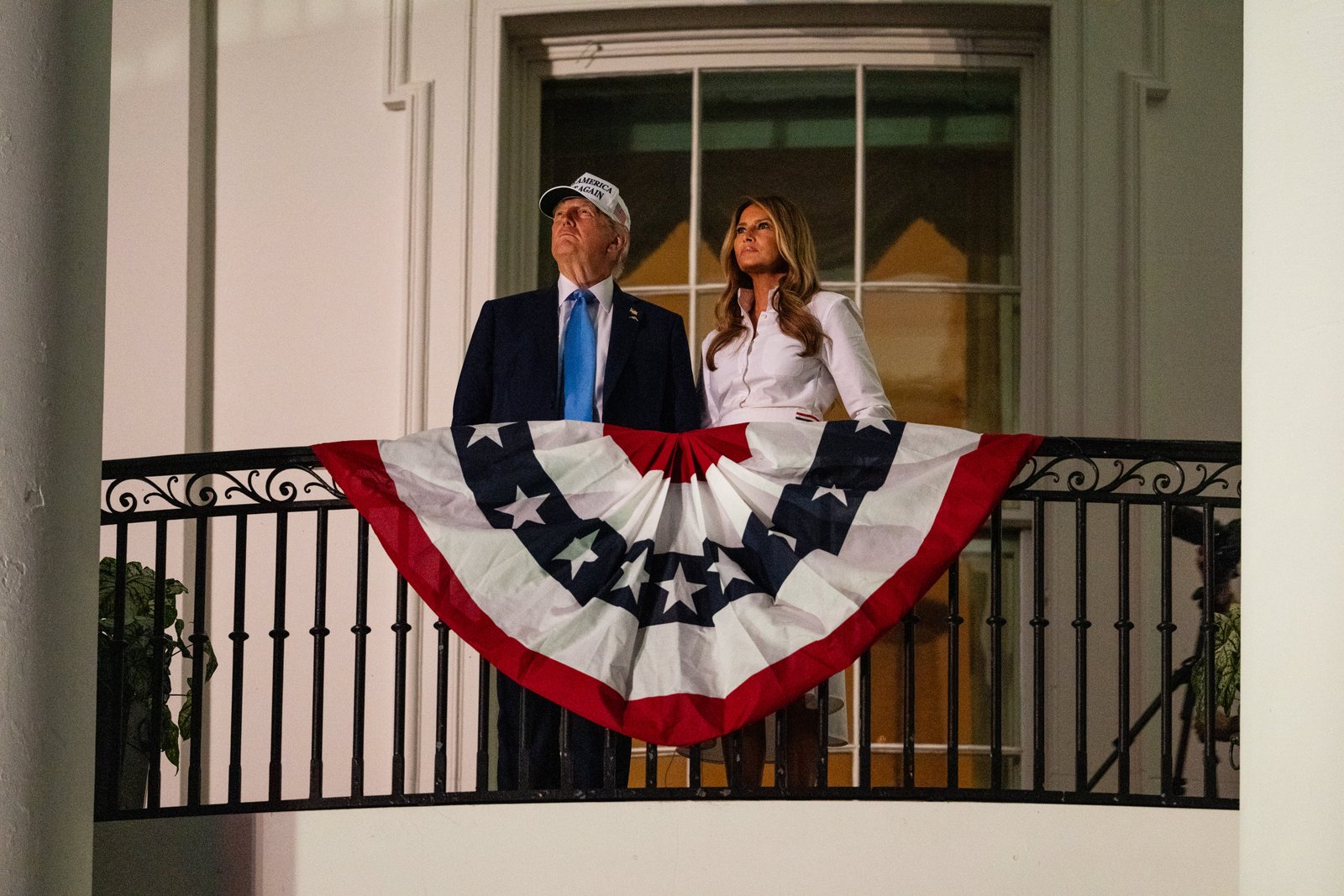 ប្រធានាធិបតី Donald Trump ដែលបានឃើញនៅទីនេះកំពុងមើលកាំជ្រួចជាមួយស្ត្រីទីមួយ Melania Trump ពីសេតវិមានក្នុងឆ្នាំ 2025 ត្រូវបានគេរាយការណ៍ថាបានប្រើប្រាស់ 90 លានដុល្លារក្នុងថ្លៃចូលឧទ្យានជាតិដើម្បីផ្តល់មូលនិធិដល់ការតាំងពិពណ៌ផ្កាភ្លើងចំនួន 1.6 លានដុល្លារនៅឆ្នាំនេះ។