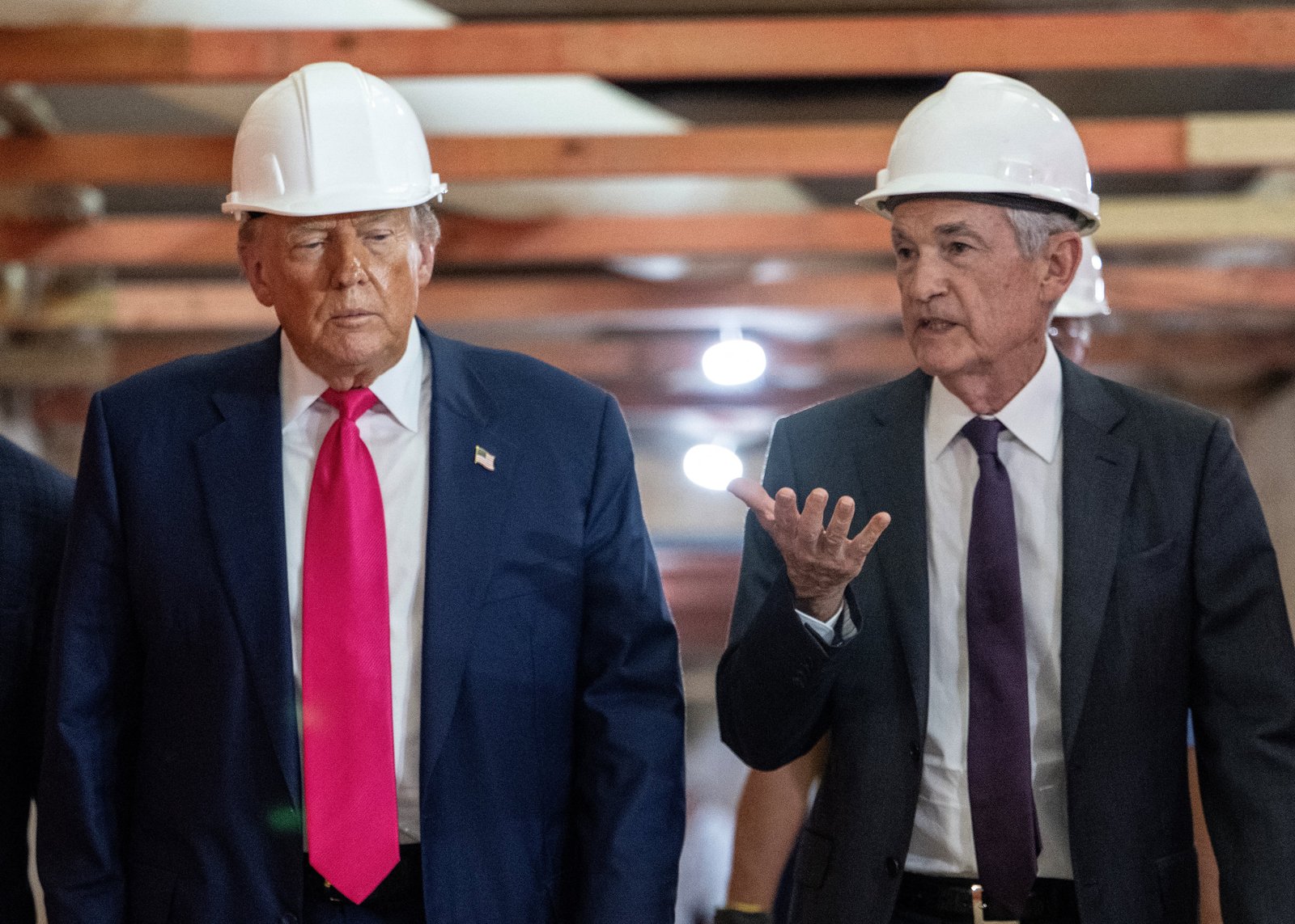 លោកប្រធានាធិបតី Donald Trump និយាយជាមួយប្រធាន Federal Reserve លោក Jerome Powell ក្នុងអំឡុងពេលដំណើរទស្សនកិច្ចទៅកាន់ទីស្នាក់ការកណ្តាលដែលត្រូវបានជួសជុលបច្ចុប្បន្នរបស់ Federal Reserve កាលពីខែកក្កដាឆ្នាំមុន។