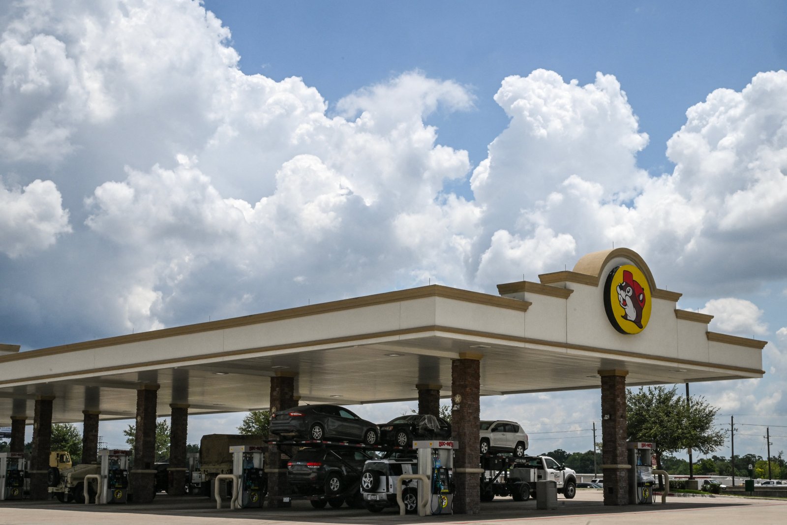 រាល់ទីតាំង Buc-ee មានម៉ាស៊ីនបូមសាំងច្រើនលើសលុប ដែលធ្វើឱ្យពួកគេក្លាយជាទស្សនីយភាពសម្រាប់ភ្ញៀវទេសចរ