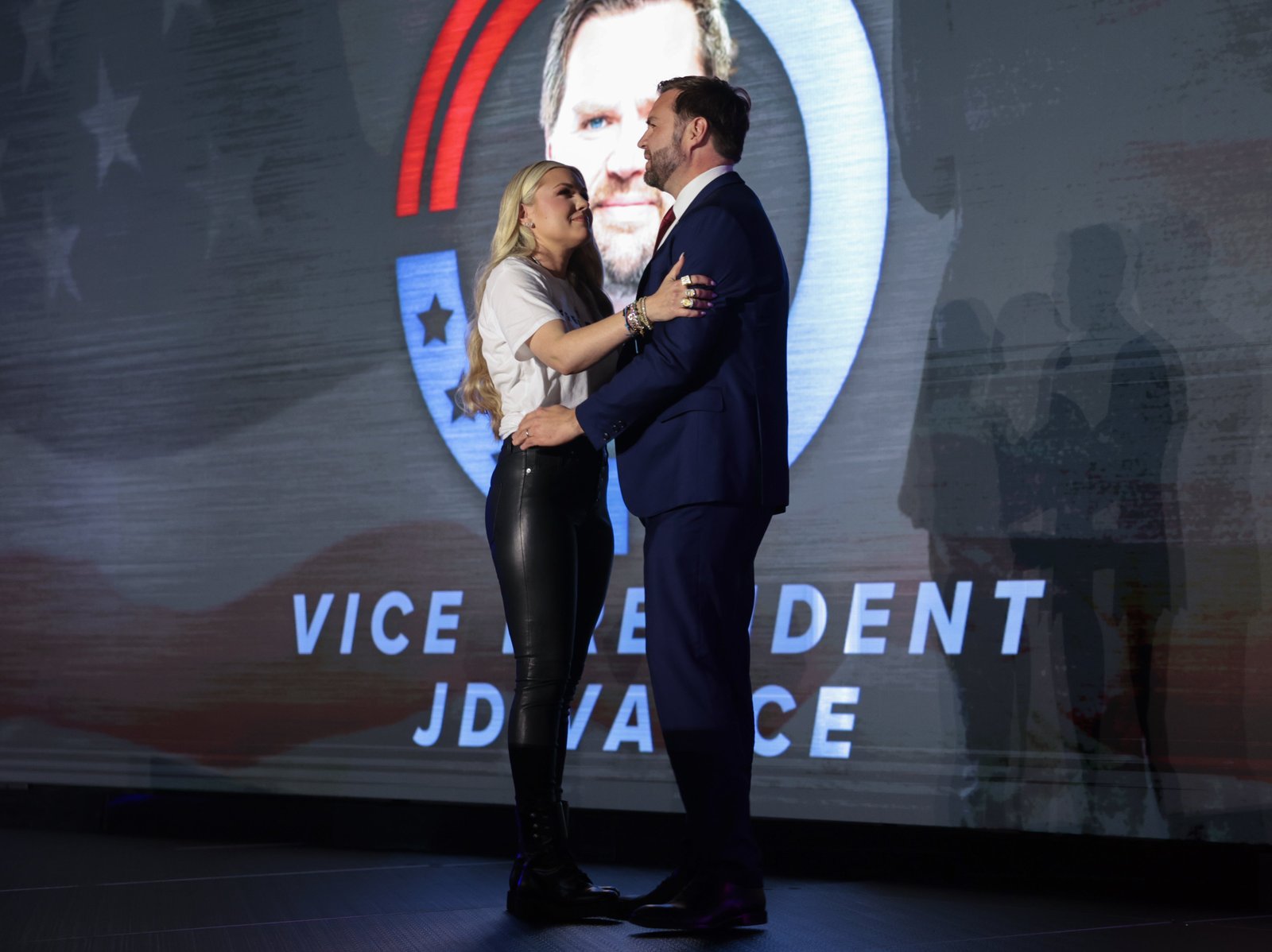 អនុប្រធាន JD Vance បាននិយាយនៅក្នុងព្រឹត្តិការណ៍ Turning Point USA ជាច្រើនជាមួយ Erika Kirk ដែលជាស្ត្រីមេម៉ាយ Charlie Kirk
