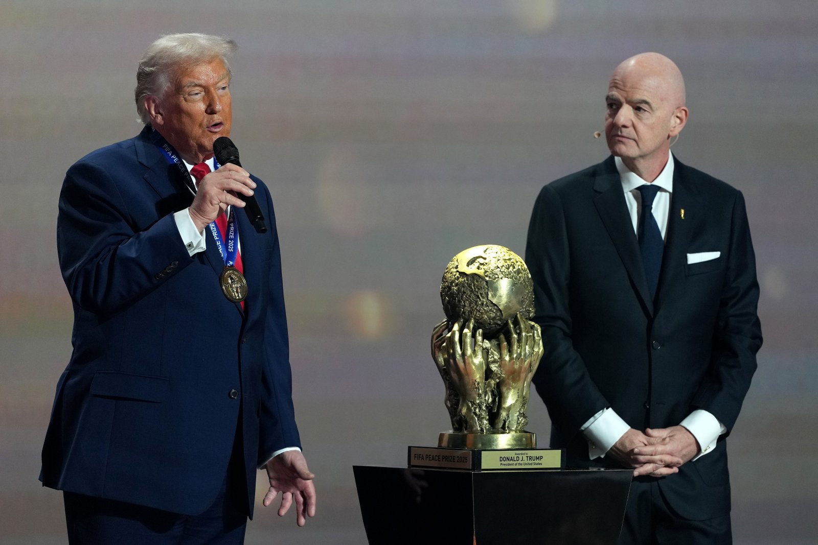 លោក Donald Trump នឹង​ទទួល​បាន​រង្វាន់​សន្តិភាព​ដំបូង​របស់ FIFA នៅ​មជ្ឈមណ្ឌល Kennedy នៅ​ឆ្នាំ 2025