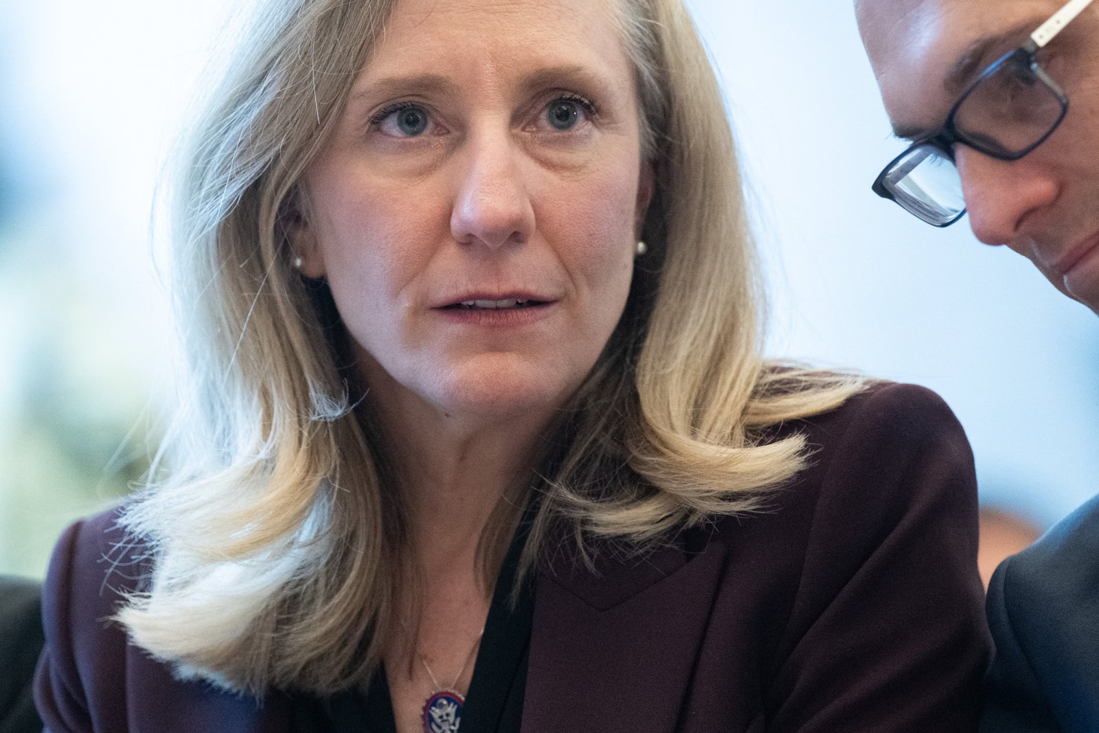 អភិបាលរដ្ឋ Virginia លោក Abigail Spanberger កំពុងប្រឈមមុខនឹងការអំពាវនាវពីអ្នកតស៊ូមតិលើកញ្ឆា ដើម្បីពង្រឹងការពិន័យរដ្ឋប្បវេណីចំនួន 900 ភាគរយសម្រាប់ការប្រើប្រាស់កញ្ឆាជាសាធារណៈ ដោយបង្កើនការផាកពិន័យពី 25 ដុល្លារទៅ 250 ដុល្លារក្នុងមួយការបំពាន។