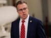 GOP Rep ទម្លាក់បុគ្គលិកនៅក្រោមឡានក្រុងលើ Tweet ដោយនិយាយថា “ការស្រឡាញ់ភេទដូចគ្នាគ្មានកន្លែងនៅអាមេរិកទេ”