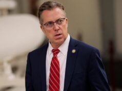 GOP Rep ទម្លាក់បុគ្គលិកនៅក្រោមឡានក្រុងលើ Tweet ដោយនិយាយថា “ការស្រឡាញ់ភេទដូចគ្នាគ្មានកន្លែងនៅអាមេរិកទេ”