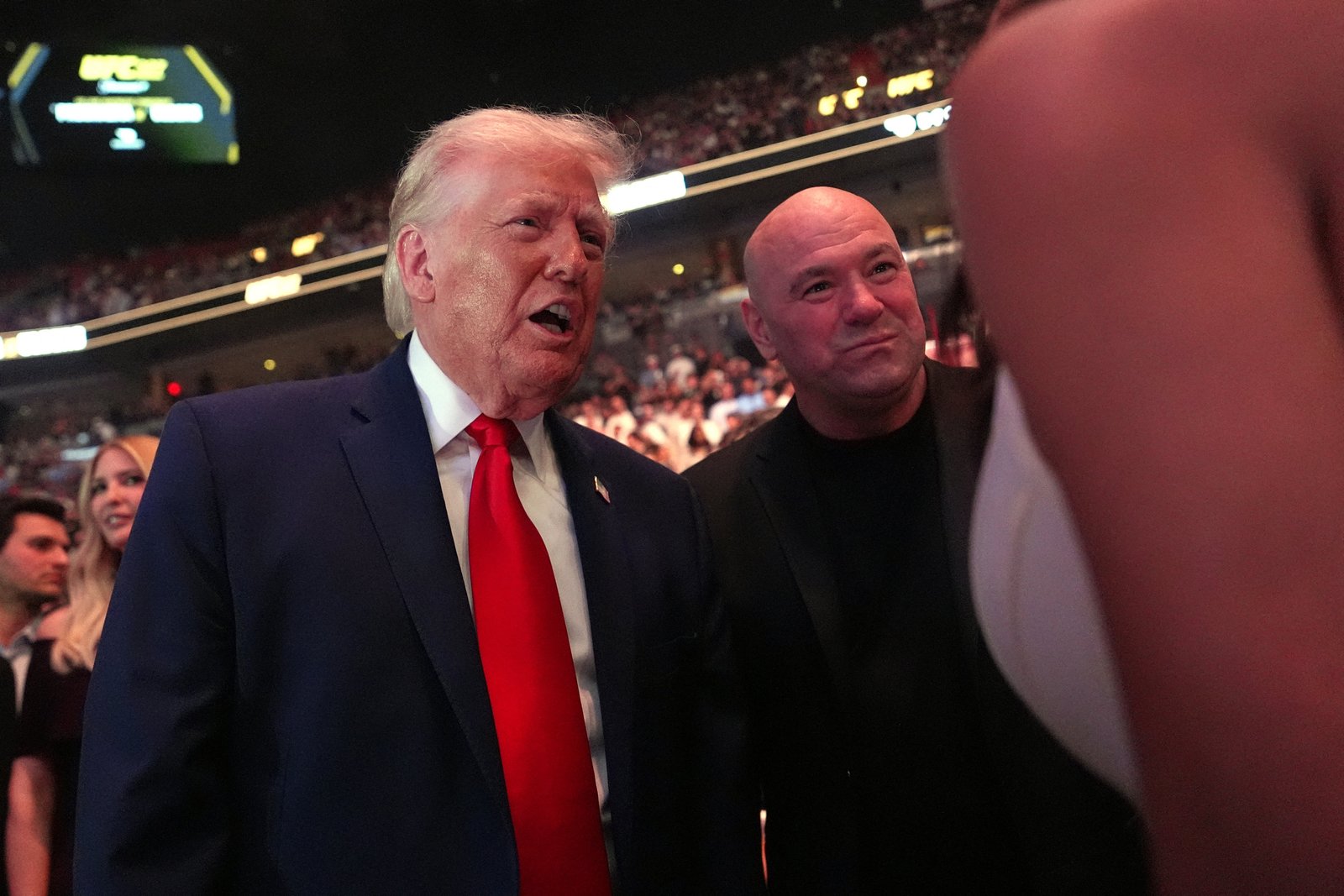 Trump គឺជាអ្នកគាំទ្រយូរមកហើយនៃ Ultimate Fighting Championship ហើយបានបង្កើតទំនាក់ទំនងជិតស្និទ្ធជាមួយនាយកប្រតិបត្តិ និងប្រធាន Dana White ។ ប្រធានាធិបតីតែងតែអង្គុយក្បែរ ស