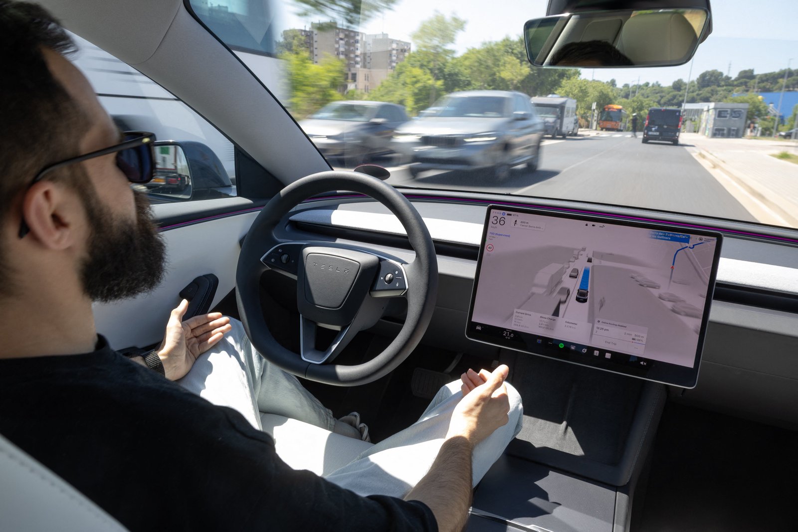 សំណើរបស់ក្រុមហ៊ុន Tesla ដើម្បីដាក់ឱ្យដំណើរការរថយន្តបើកបរដោយខ្លួនឯងនៅ Las Vegas កើតឡើងបន្ទាប់ពីបានសាកល្បងរថយន្តនៅទូទាំងរដ្ឋតិចសាស់