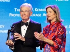 អតីតប្រធានធនាគារកណ្តាល Jerome Powell ចេញការព្រមានយ៉ាងម៉ឺងម៉ាត់ និងមានកិត្តិយសដែលបានក្រោកឈរឡើងចំពោះលោក Trump