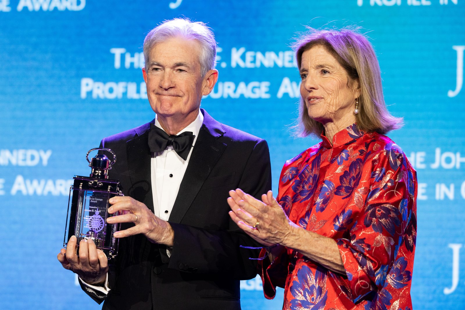 Jerome Powell ដែលជាប្រធានទី 16 នៃ Federal Reserve ជាមួយ Caroline Kennedy បន្ទាប់ពីទទួលបាន 2026 John F. Kennedy Profile in Courage Award