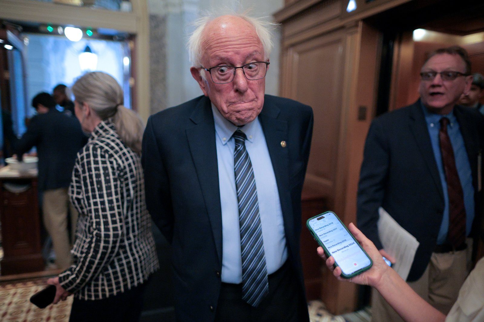 ព្រឹទ្ធសមាជិក Bernie Sanders (I-Vt.) បាននិយាយការពារ Platner ដែលជាអ្នកការពារនយោបាយ។