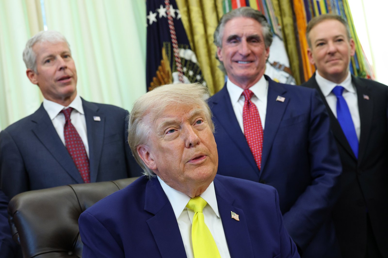 លោក Donald Trump បានបង្ហាញផែនការរបស់គាត់សម្រាប់ Lincoln Memorial នៅក្នុងព្រឹត្តិការណ៍ដែលមិនពាក់ព័ន្ធនៅឯសេតវិមានកាលពីថ្ងៃព្រហស្បតិ៍។