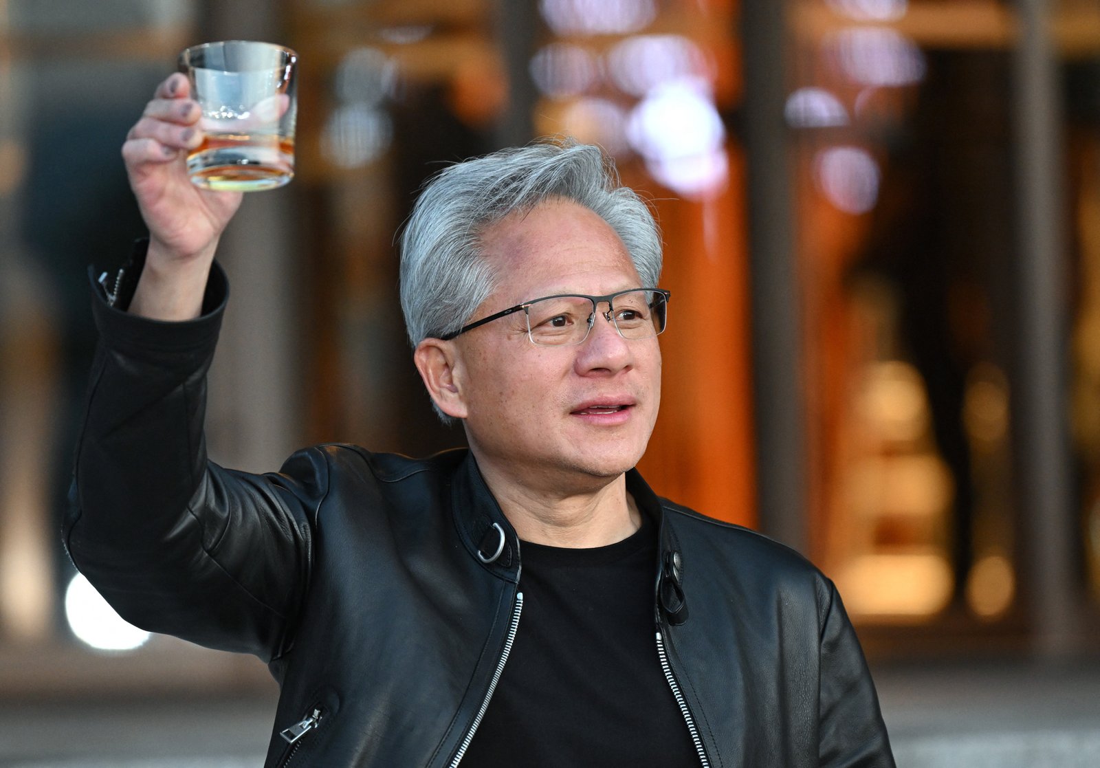 នាយកប្រតិបត្តិ Nvidia លោក Jensen Huang ប្រតិកម្មនៅពេលគាត់និយាយទៅកាន់អ្នកសារព័ត៌មានបន្ទាប់ពីកិច្ចប្រជុំជាមួយនាយកប្រតិបត្តិ AI និងមនុស្សយន្តកូរ៉េនៅសណ្ឋាគារមួយក្នុងទីក្រុងសេអ៊ូលកាលពីថ្ងៃទី 8 ខែមិថុនា។