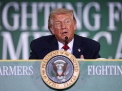 Trump បង្ហាញរូបភាពដែលបានបោះពុម្ពនៃគម្រោង Reflecting Pool របស់គាត់ដល់កសិករក្នុងអំឡុងពេលពិភាក្សាជាក្រុមទូលំទូលាយ។