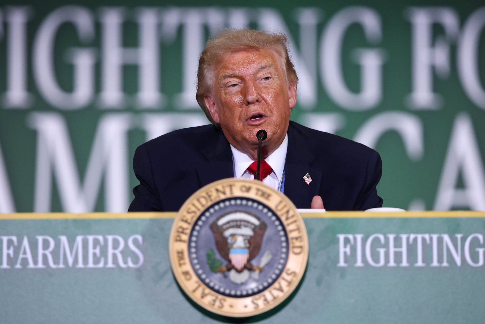 លោកប្រធានាធិបតី Donald Trump បានធ្វើដំណើរទៅកាន់ Wisconsin សម្រាប់ព្រឹត្តិការណ៍តុមូលមួយ ដែលគាត់បានរៀបរាប់អំពីរបៀបវារៈរបស់រដ្ឋបាលរបស់គាត់ និងបង្ហាញកសិករដែលបានបោះពុម្ពរូបភាពនៃគម្រោង Lincoln Memorial របស់គាត់ដែលឆ្លុះបញ្ចាំងពីអាងហែលទឹក។