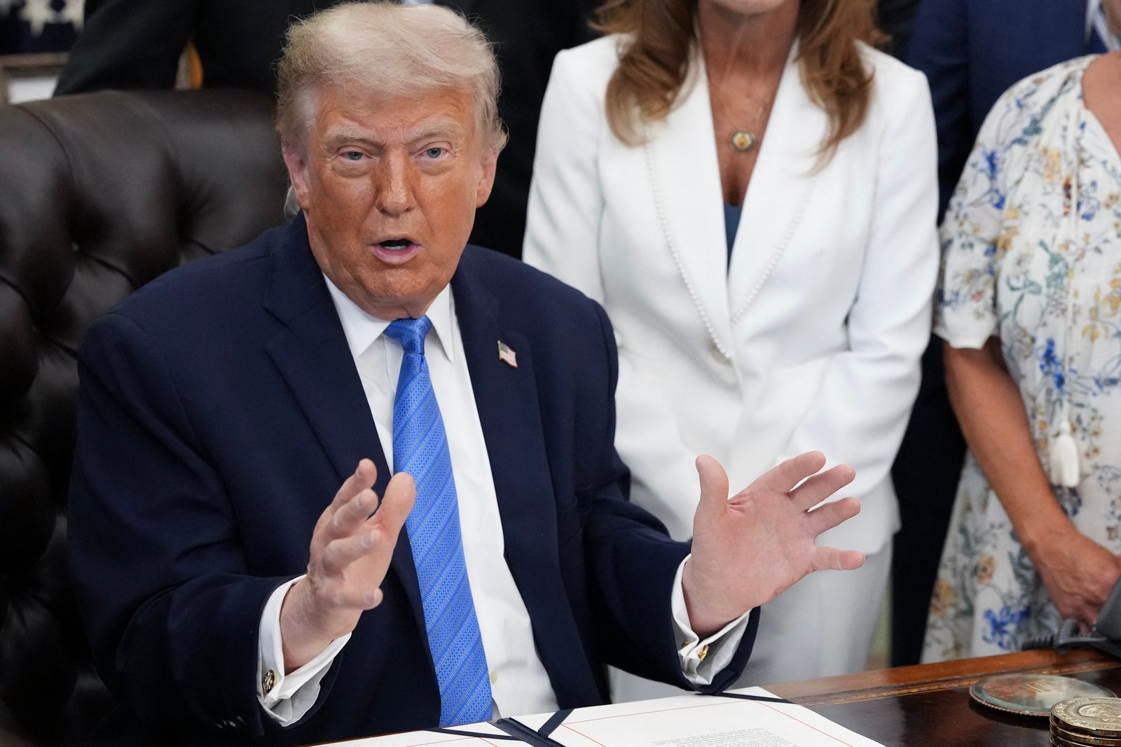 Trump បានបង្រ្កាបលើជនអន្តោប្រវេសន៍ និងបានដាក់ចេញនូវការដាក់កំហិតយ៉ាងតឹងរ៉ឹងលើអ្នកប្តូរភេទ ដែលជាវិធានការដែលអាចជំរុញទឹកចិត្តមនុស្សម្នាក់ឱ្យបោះបង់សញ្ជាតិអាមេរិករបស់ពួកគេ