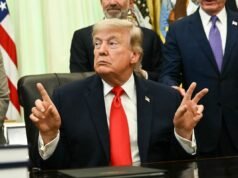 “អ្នកនេសាទ ឬអ្នកនេសាទ?” Trump បង្វែរការចុះហត្ថលេខាលើការបញ្ជាទិញត្រីទៅជាឯកសារយោងទៅកាន់លោក Obama និងភាពត្រឹមត្រូវខាងនយោបាយ