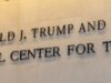 សម្ព័ន្ធមិត្តរបស់លោក Trump ជំទាស់នឹងចៅក្រមដើម្បីរក្សាឈ្មោះរបស់គាត់នៅលើផ្នែកខាងមុខនៃមជ្ឈមណ្ឌល Kennedy